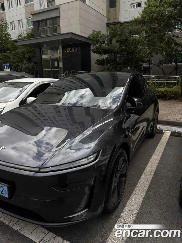 Tesla Model Y 2025 thumb 5