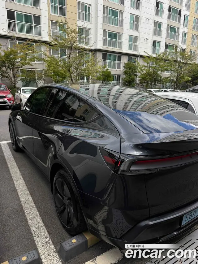 Tesla Model Y 2025 thumb 6