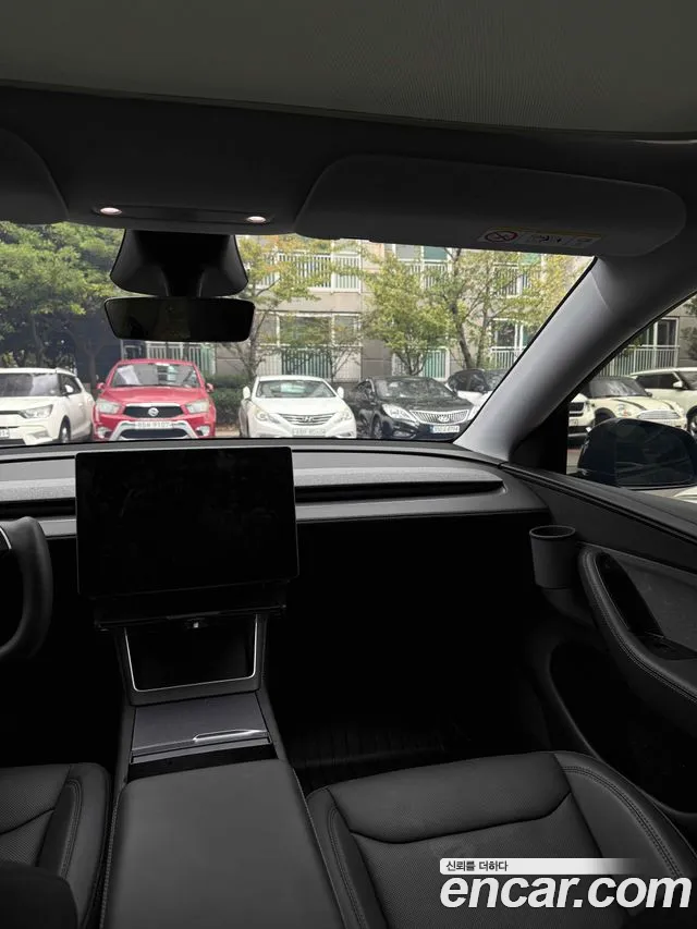 Tesla Model Y 2025 thumb 7