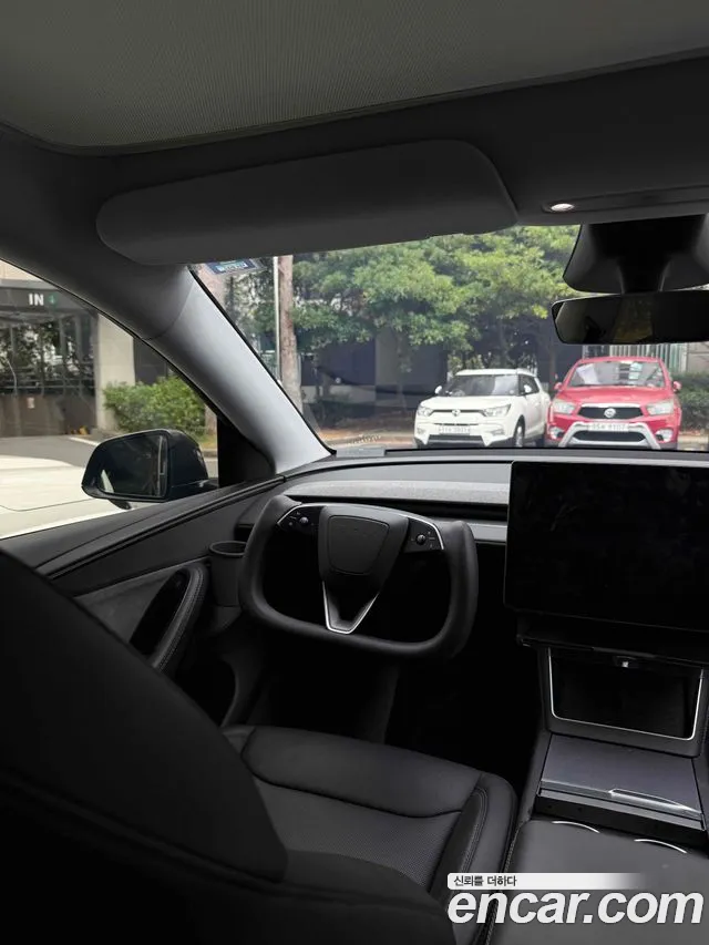 Tesla Model Y 2025 thumb 9