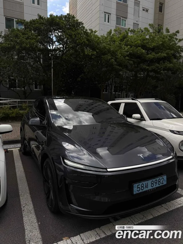 Tesla Model Y 2025 thumb 12