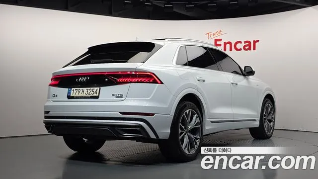 Audi Q8 2021 thumb 2