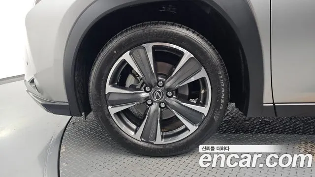 Lexus UX 2019 thumb 4