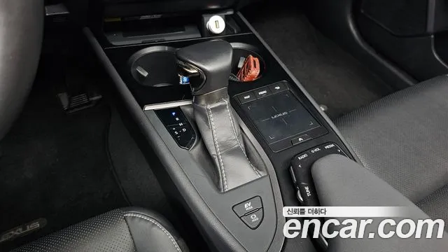 Lexus UX 2019 thumb 8
