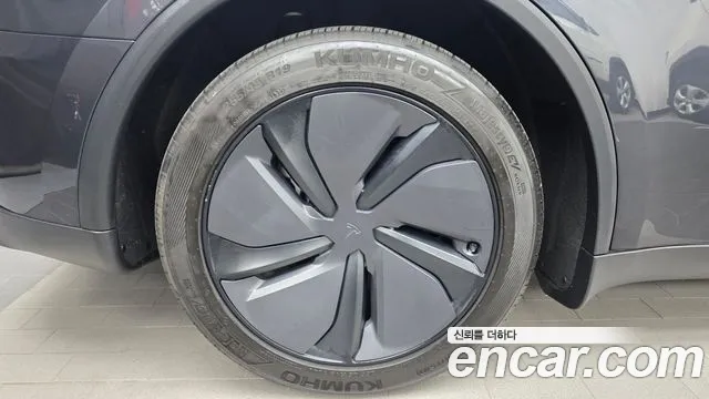 Tesla Model Y 2025 thumb 5