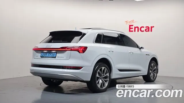 Audi e-tron 2022 thumb 2