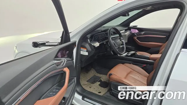 Audi e-tron 2022 thumb 10