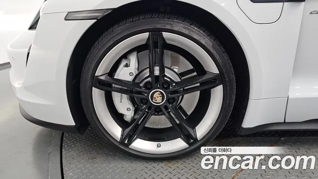 Porsche Taycan 2021 thumb 4