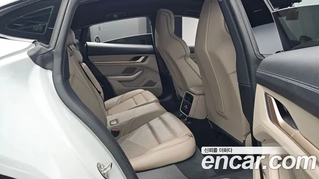 Porsche Taycan 2021 thumb 10
