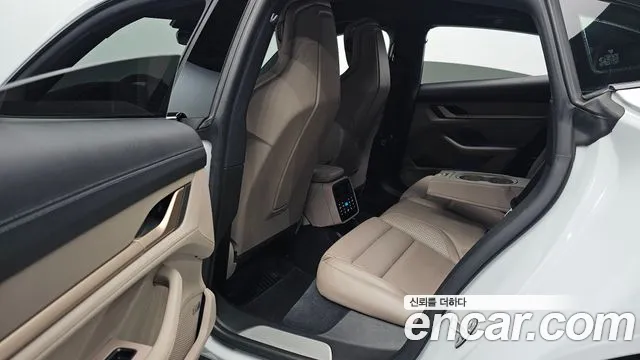 Porsche Taycan 2021 thumb 11