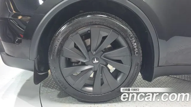 Tesla Model Y 2025 thumb 4