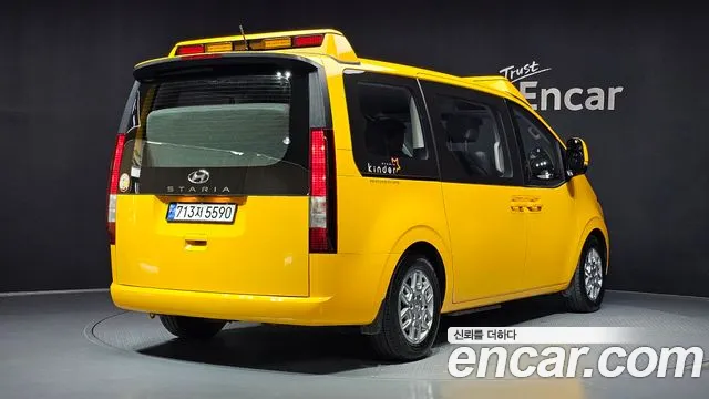 Hyundai Staria 2023 thumb 2