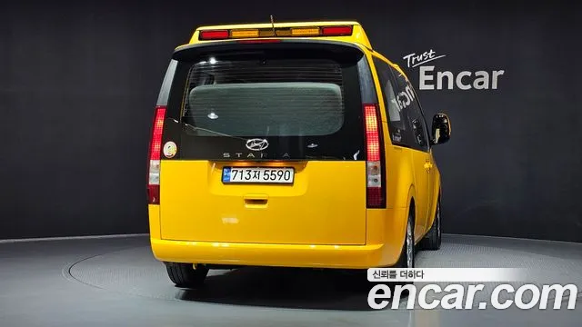 Hyundai Staria 2023 thumb 4