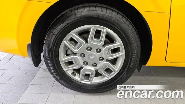 Hyundai Staria 2023 thumb 5