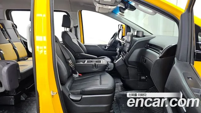 Hyundai Staria 2023 thumb 11