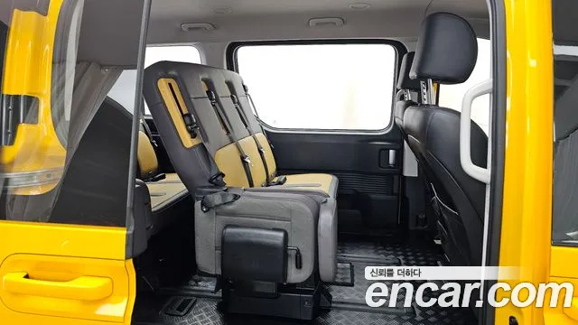 Hyundai Staria 2023 thumb 12