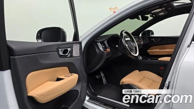 Volvo XC60 2025 thumb 9