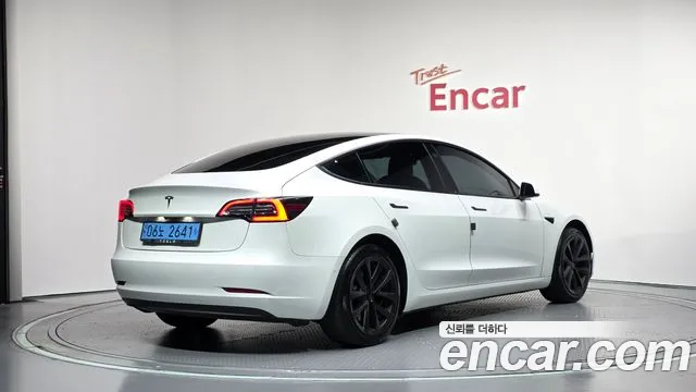 Tesla Model 3 2022 thumb 2