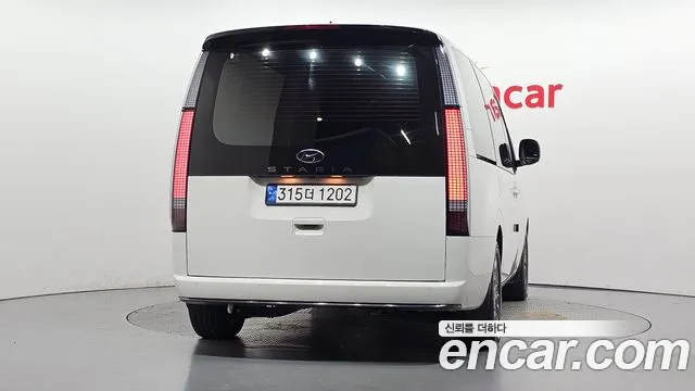 Hyundai Staria 2023 thumb 4