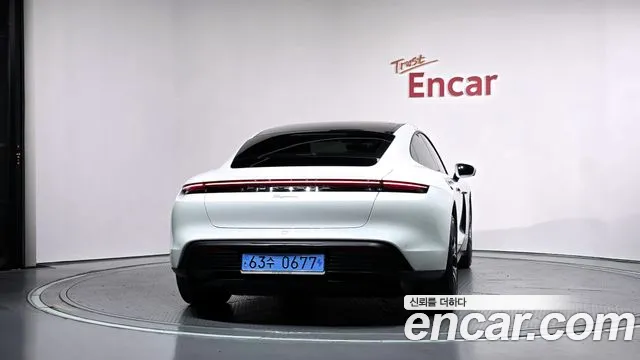 Porsche Taycan 2023 thumb 4