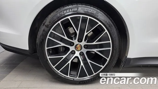 Porsche Taycan 2023 thumb 5