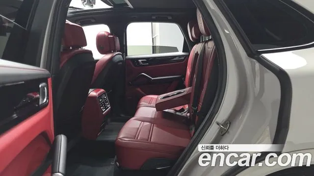 Porsche Cayenne 2021 thumb 12