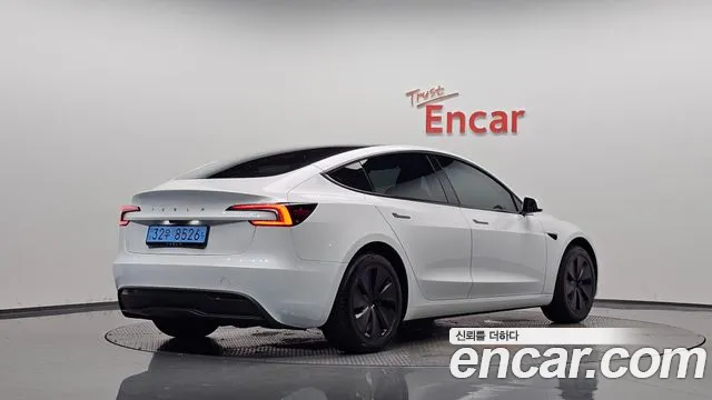 Tesla Model 3 2026 thumb 2