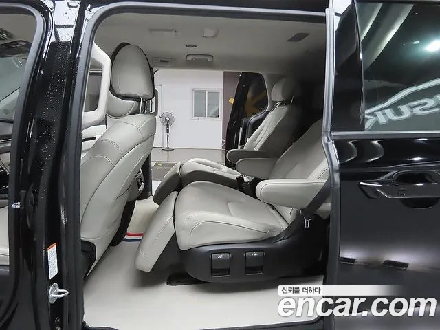 Kia Carnival 2021 thumb 10