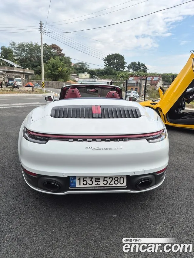Porsche 911 2022 thumb 2