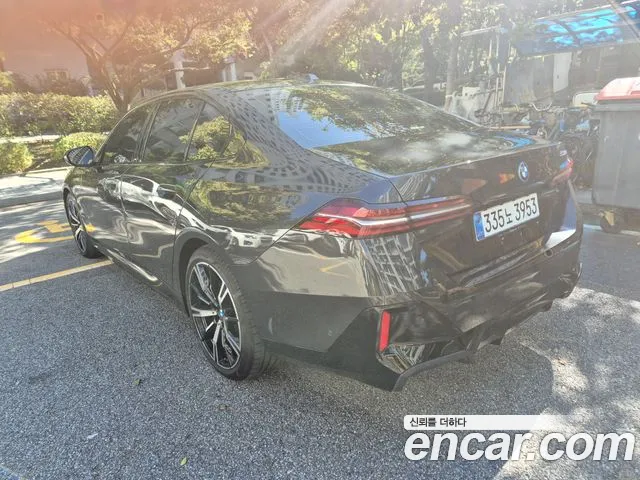 BMW 5-Series 2025 thumb 2