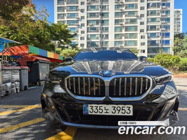 BMW 5-Series 2025 thumb 3