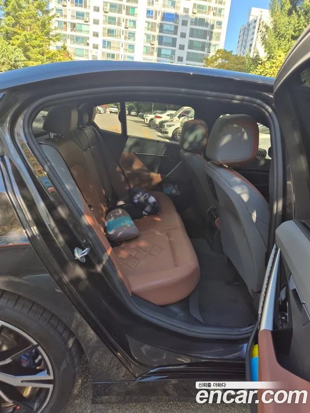 BMW 5-Series 2025 thumb 10