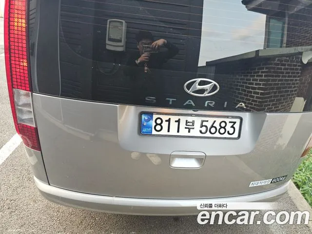 Hyundai Staria 2023 thumb 4