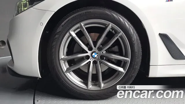 BMW 5-Series 2019 thumb 5