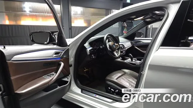 BMW 5-Series 2019 thumb 10