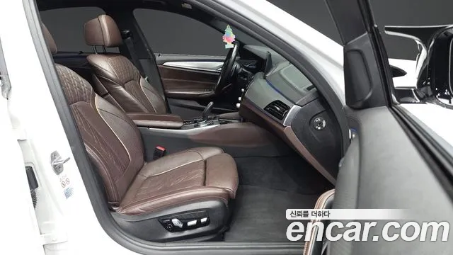 BMW 5-Series 2019 thumb 11
