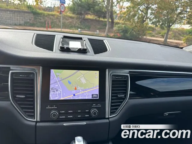 Porsche Macan 2017 thumb 9