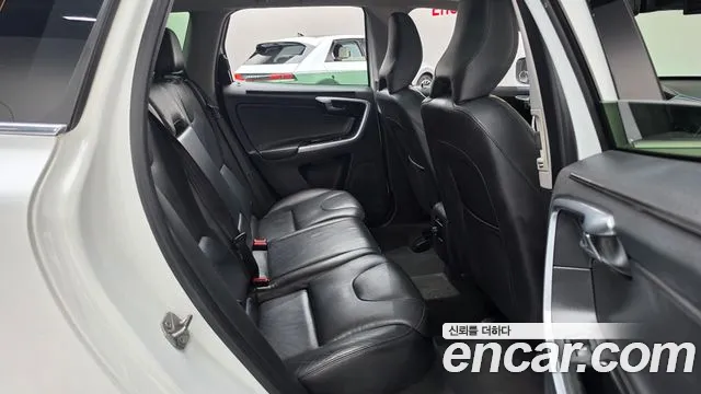 Volvo XC60 2015 thumb 12