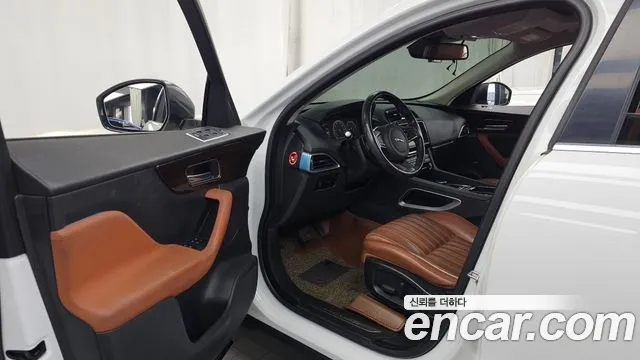 Jaguar F-Pace 2018 thumb 10