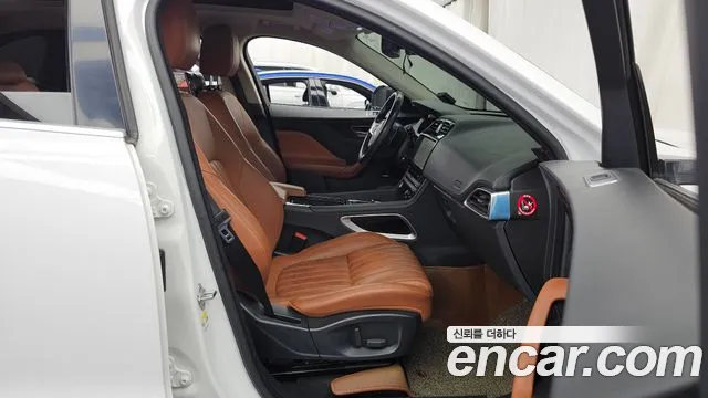 Jaguar F-Pace 2018 thumb 11