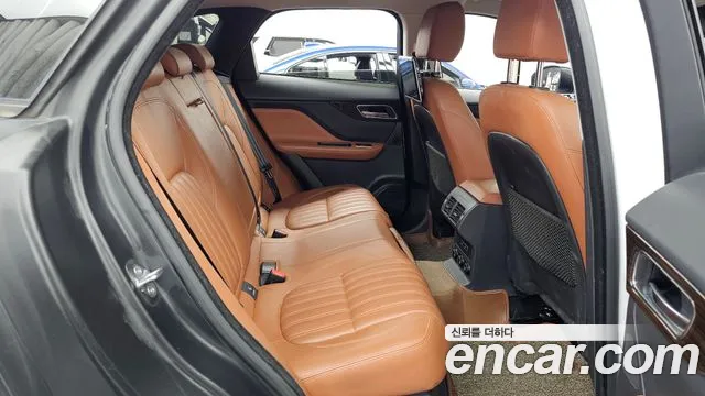 Jaguar F-Pace 2018 thumb 12