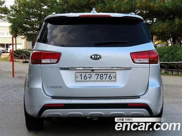 Kia Carnival 2015 thumb 4
