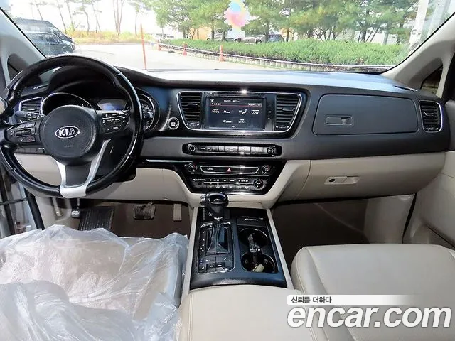 Kia Carnival 2015 thumb 8