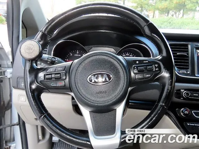 Kia Carnival 2015 thumb 9