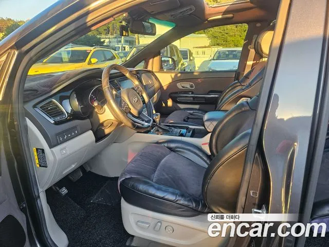 Kia Carnival 2017 thumb 10