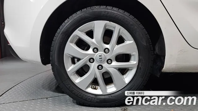 Kia Carens 2017 thumb 5