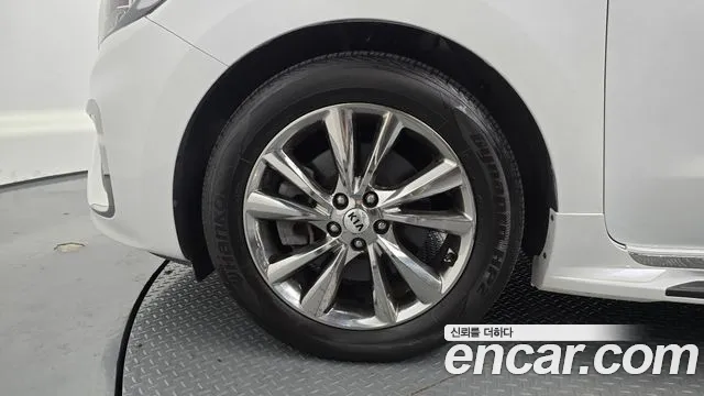Kia Carnival 2018 thumb 5