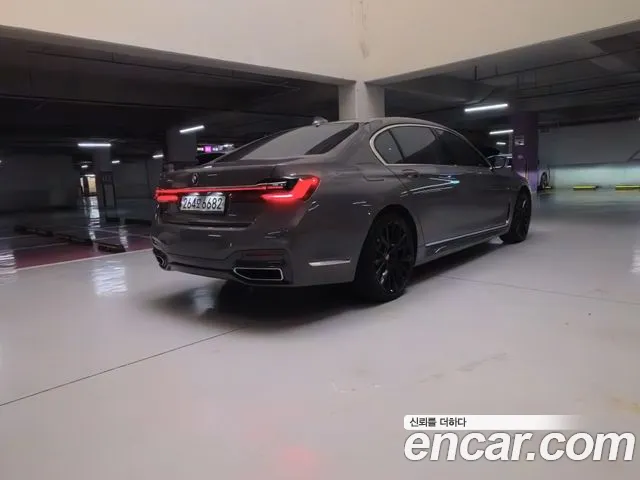 BMW 7-Series 2020 thumb 2