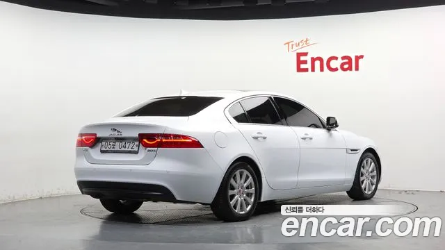 Jaguar XE 2016 thumb 2