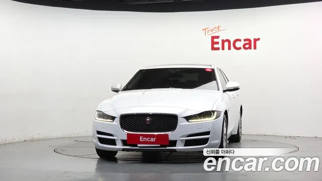 Jaguar XE 2016 thumb 3